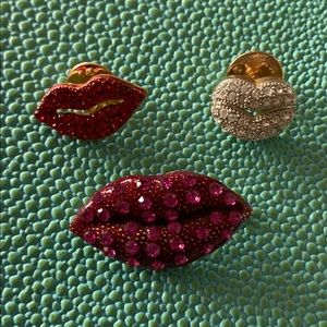 3 lips pins made of rhinestones—